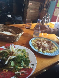 Ensalada con quest y macaroni bolognesa
