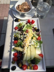Ensalada mixta with apple